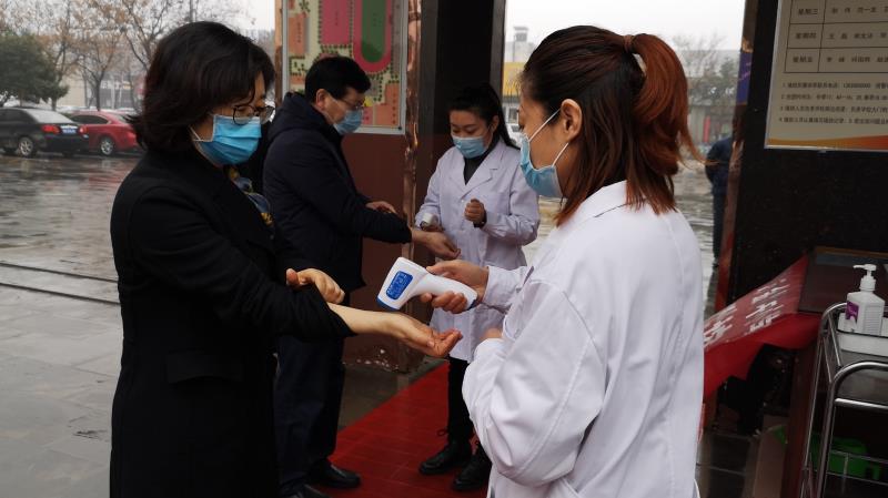 毛杰一行在开封市金明中小学疫情防控卡点测量体温.jpg