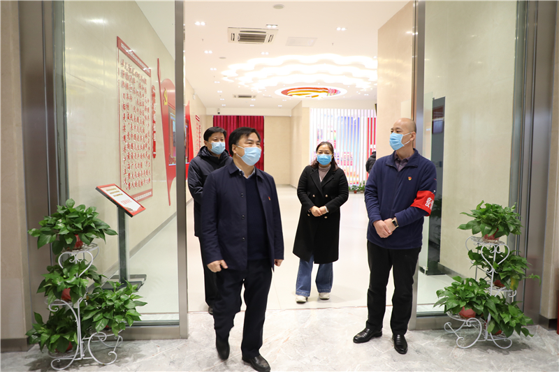 省教育厅副巡视员、机关党委常务副书记吕冰带领省教育厅机关党员干部来到正光街社区进行疫情防控志愿服务活动_副本.jpg